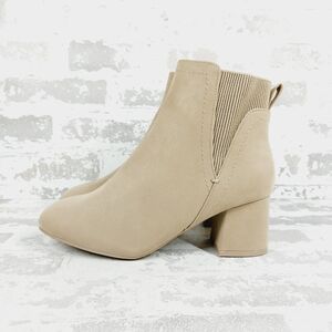 New MI AMORE Lisha in Stone Wide Chelsea Boot O803